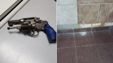 El arma secuestrada en la mochila del chico y el lugar donde impactó la bala.