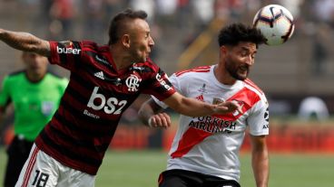 Casco gana de cabeza en una jugada del primer tiempo.