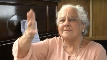 Beatriz toca cada fin de semana en un piano público de los galpones de la costa central.