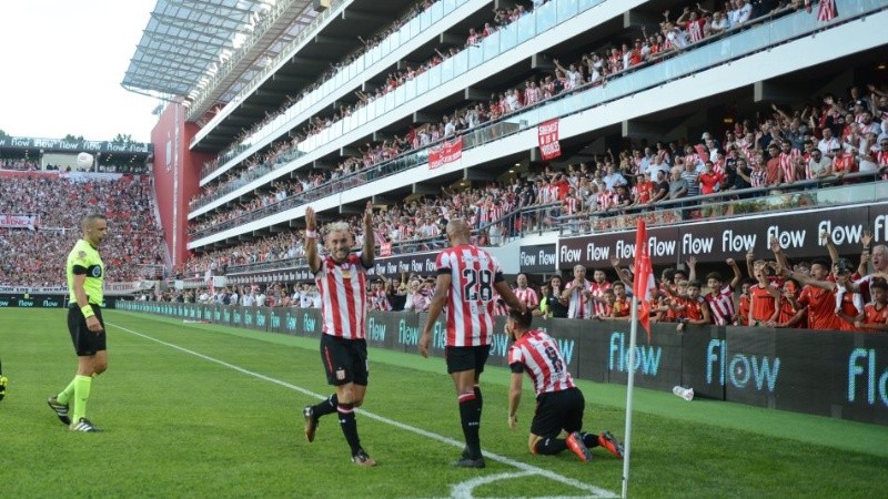 Estudiantes festeja el primer gol convertido en su nuevo estadio.