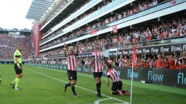 Estudiantes festeja el primer gol convertido en su nuevo estadio.