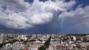 Así se veía hacia el sur la granizada más severa que pasó cerca de la ciudad.