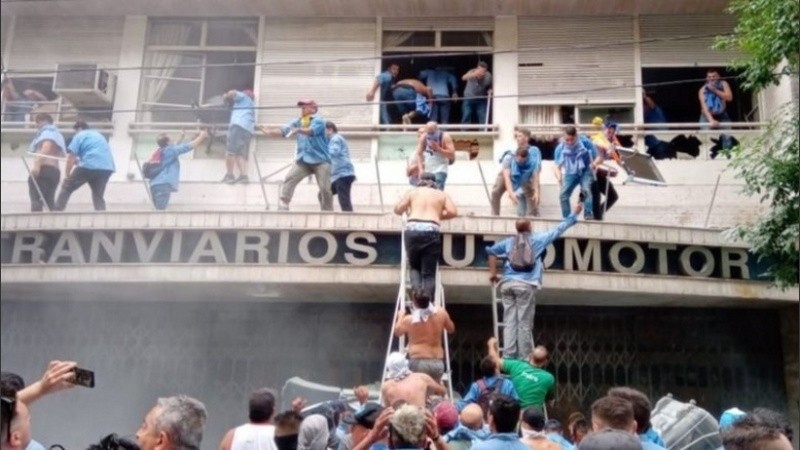 La sede de la UTA durante los incidentes de este lunes.