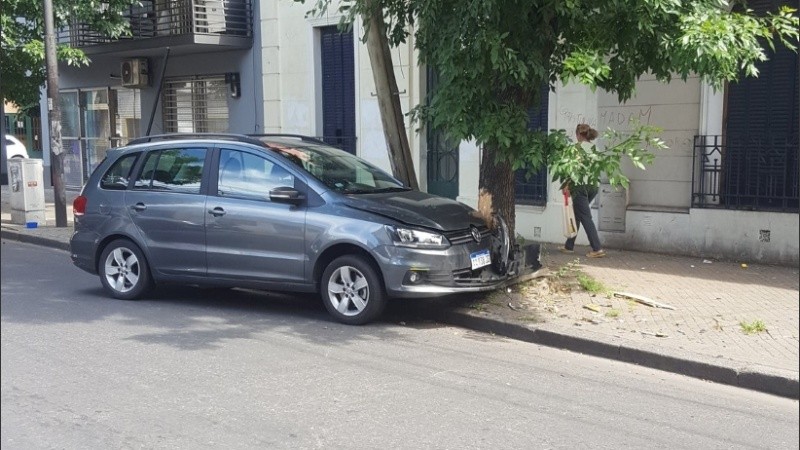 El auto incrustado contra un árbol y un poste de luz. 