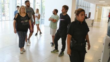 La madre y los familiares de Marcos Guenchul este jueves entrando a la audiencia.