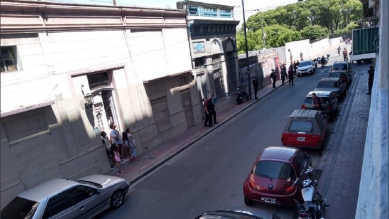 Vecinos sorprendidos por el despliegue policial. 