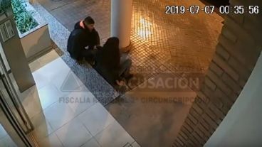 La cámara de videovigilancia captó el ataque a la mujer.