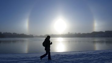 Un video captó los dos orbes brillantes a ambos lados del sol real.