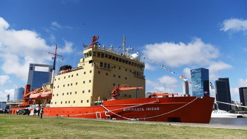 El rompehielos argentino partió rumbo a la Antártida. 