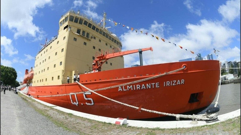 El rompehielos argentino partió rumbo a la Antártida. 