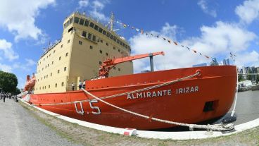 El rompehielos argentino partió rumbo a la Antártida.