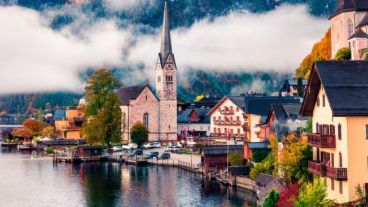 Hallstatt atrae actualmente seis veces más de turistas per cápita que Venecia.