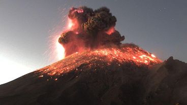 Las autoridades exhortaron a la población a no acercarse al volcán.