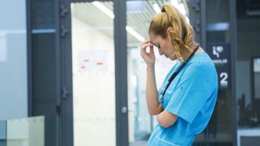 Un ritmo adecuado de trabajo en condiciones estresantes como la del médico podría ser de 6 u 8 horas.