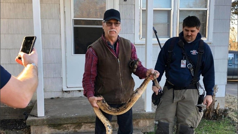 Efectivos del Cuerpo de Bomberos lograron atrapar a la serpiente.