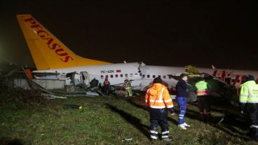 La aeronave quedó partida en tres.