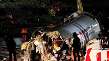 Los socorristas trabajan alrededor del fuselaje del avión siniestrado.