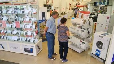 Muchos locales funcionan con las puertas abiertas a pesar de ser climatizados.