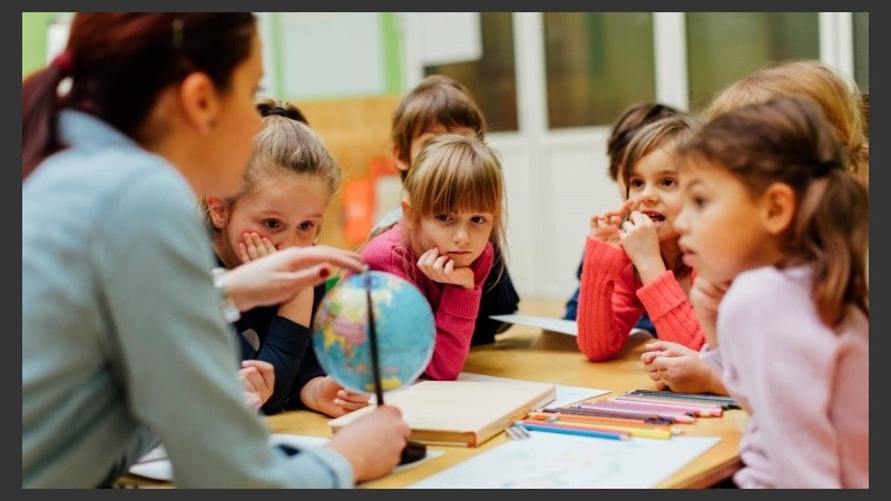 Hoy las escuelas se presentan como reservorios de máxima notoriedad de las tensiones sociales.