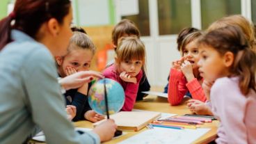 Hoy las escuelas se presentan como reservorios de máxima notoriedad de las tensiones sociales.