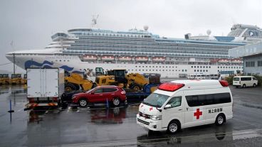 El crucero permanece en cuarentena en Japón.