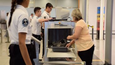 Comenzaron a aplicar un protocolo de prevención del coronavirus en Ezeiza.