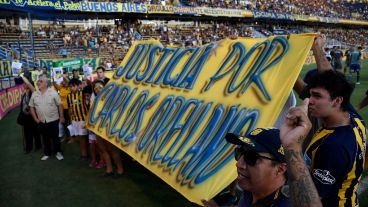 Allegados a "Bocacha" recorrieron la cancha para reclamar.