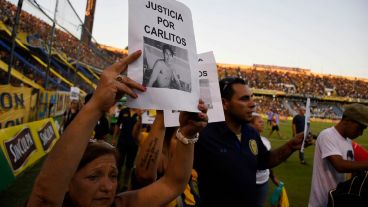 Allegados a "Bocacha" recorrieron la cancha para reclamar.