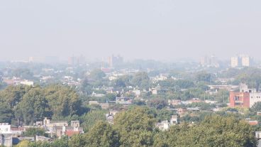 El humo sobre la ciudad, desde barrio Abasto hacia el este.