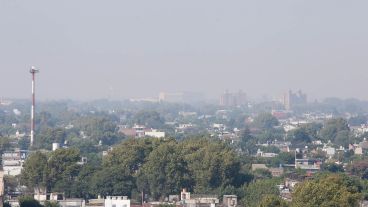 El humo sobre la ciudad, desde barrio Abasto hacia el este.