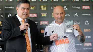 Jorge Sampaoli fue presentado en Mineiro por el presidente Sérgio Sette Câmara.