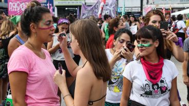 Muchas jóvenes con sus consignas en el inicio de la marcha en Plaza Montenegro.