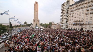 Impresionante concentración de mujeres en el Monumento, donde finalizaba la marcha.