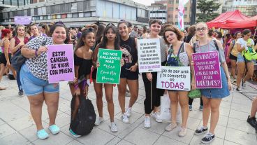 Muchas jóvenes con sus carteles en el inicio de la marcha en Plaza Montenegro.