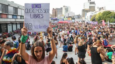 Muchas jóvenes con sus carteles en el inicio de la marcha en Plaza Montenegro.