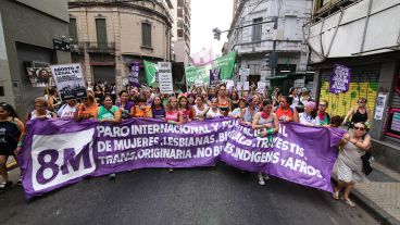 La multitudinaria marcha de mujeres por las calles del centro de Rosario este lunes.