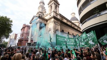 La marcha de mujeres pasando por el frente de la catedral vallada este lunes.