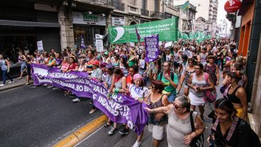 La multitudinaria marcha de mujeres por las calles del centro de Rosario este lunes.