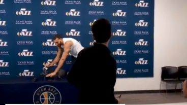 El francés Rudy Gobert, contagiado de coronavirus, tocó los micrófonos de la prensa a modo de chiste