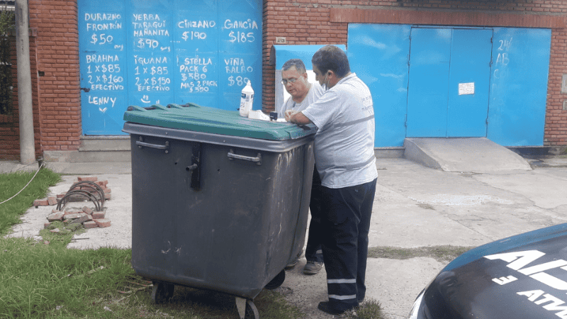 ¿El acta por los cuidados sanitarios se labró arriba de un contenedor de basura?