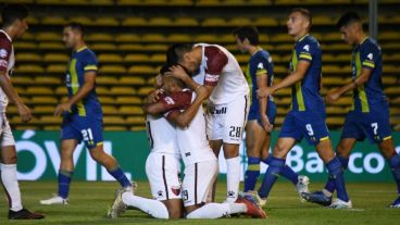 Colón celebra en el Gigante ante Rosario Central.