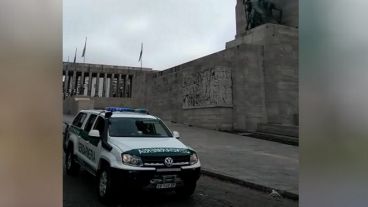 El móvil recorría las calles de Rosario y de la capital provincial advirtiendo sobre los cuidados preventivos.