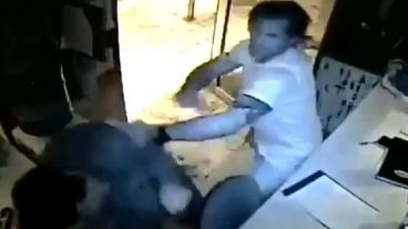 El hombre agredió a trompadas al vigilador.