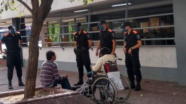 Los agentes repartieron barbijos y explicaron medidas de seguridad ante el virus.