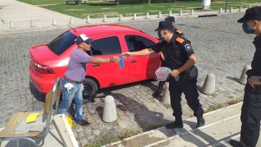 Los agentes repartieron barbijos y explicaron medidas de seguridad ante el virus.