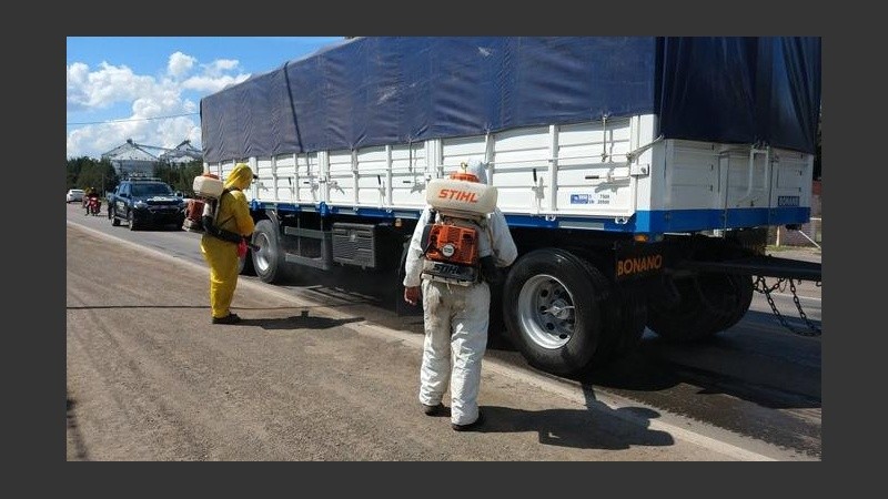 La desinfección que se realiza en la ruta en Ricardone. 