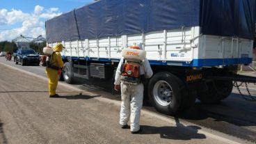 La desinfección que se realiza en la ruta en Ricardone.