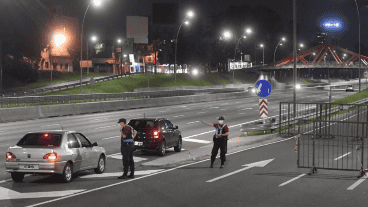 Amantes escondidos en baúles de autos, una escena de la cuarentena.