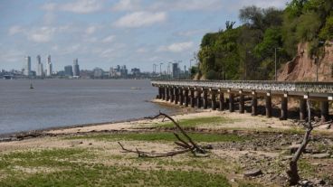 Piden más control ante la bajante histórica del río en Rosario.