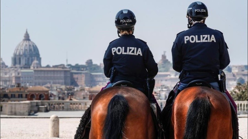 Los policías recorren las calles de Roma.